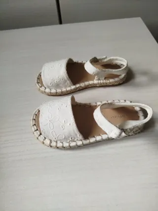 Sandalias Niña Blancas Bordadas