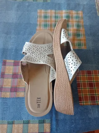 Sandalias mujer beige y plateadas