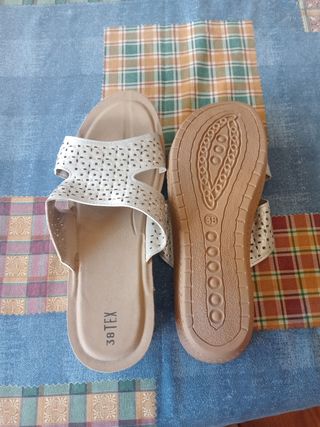 Sandalias mujer beige y plateadas