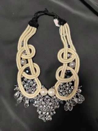Collar plateado y blanco con perlas