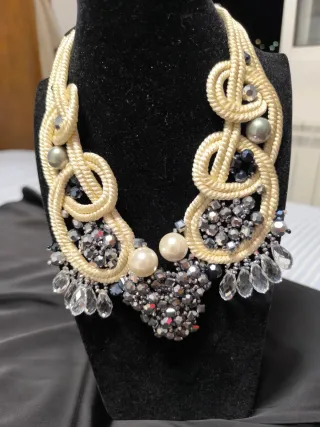 Collar plateado y blanco con perlas