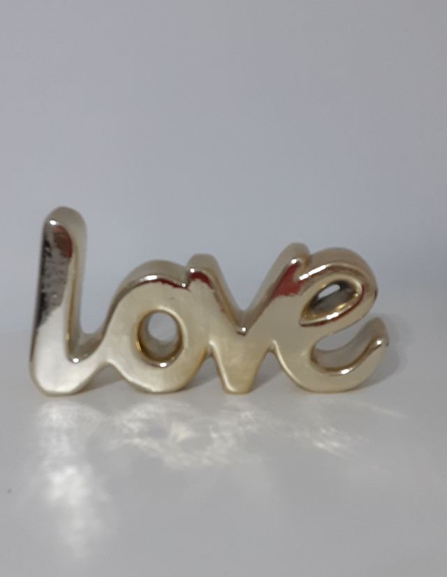 Figurita Love dorada entrelazada