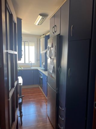 Cocina azul y plateada + mesa + 2 taburetes