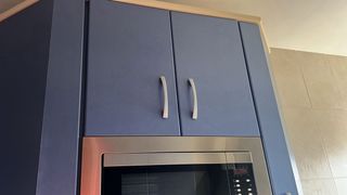 Cocina azul y plateada + mesa + 2 taburetes