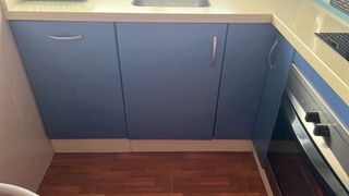 Cocina azul y plateada + mesa + 2 taburetes