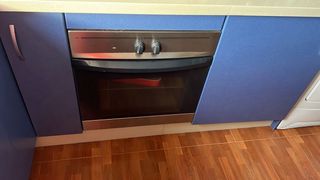 Cocina azul y plateada + mesa + 2 taburetes