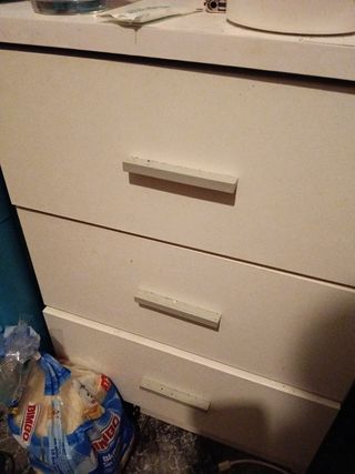 Mesita de noche blanca . No regatear.