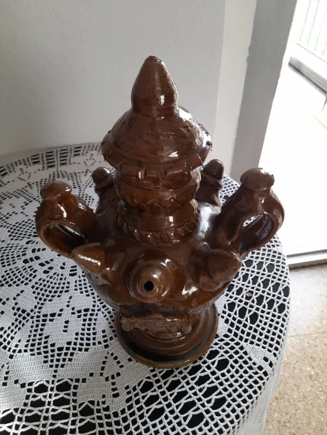 Botija antigua de barro se llena por debajo lleva