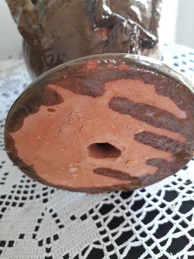 Botija antigua de barro se llena por debajo lleva