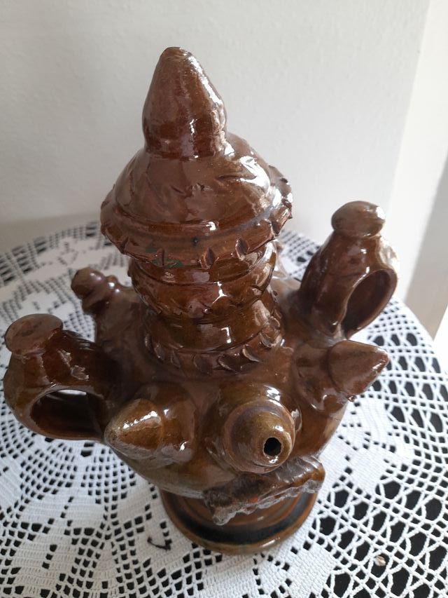 Botija antigua de barro se llena por debajo lleva