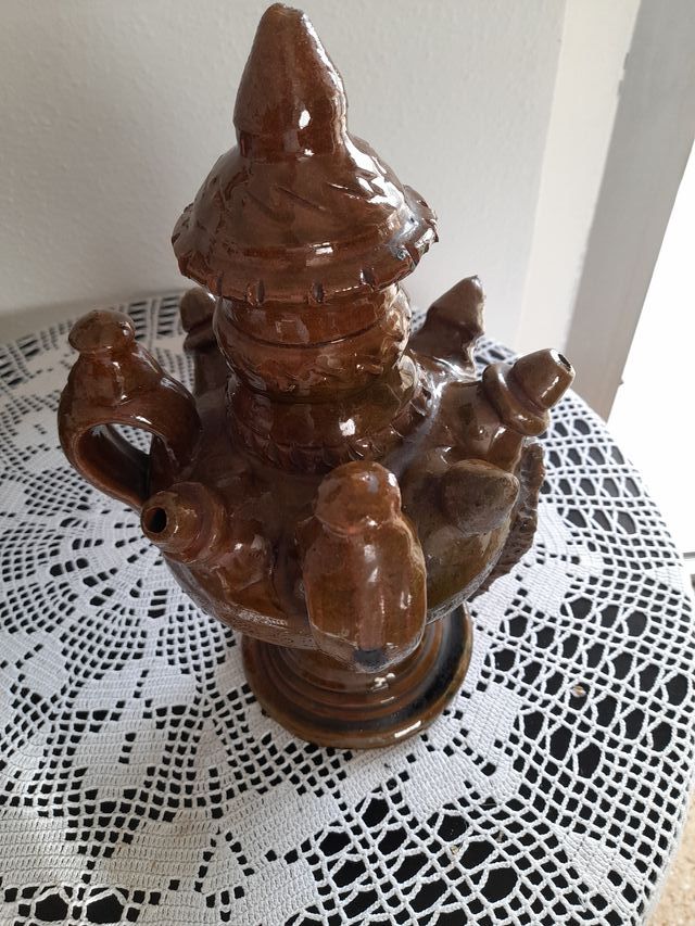 Botija antigua de barro se llena por debajo lleva