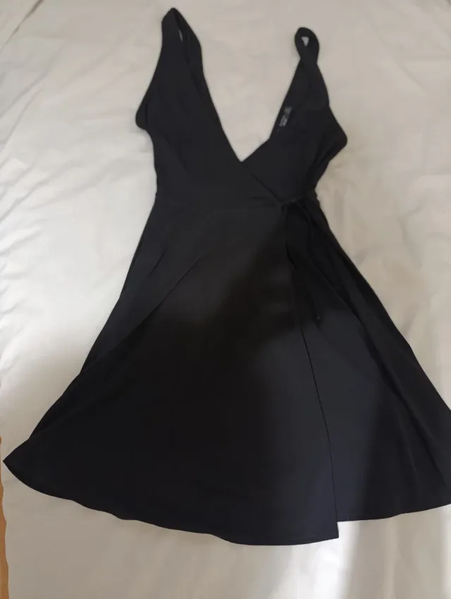 Vestido cruzado Bershka negro cortito