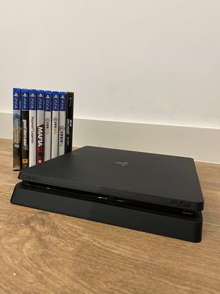 Consola PS4 Slim Negra + 8 Juegos