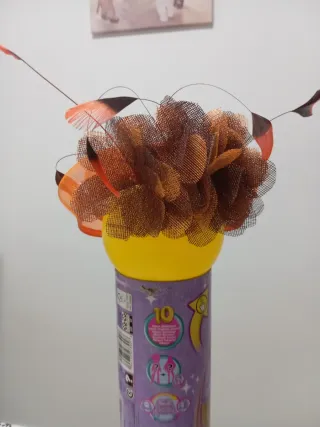 Tocado de señora marrón y naranja