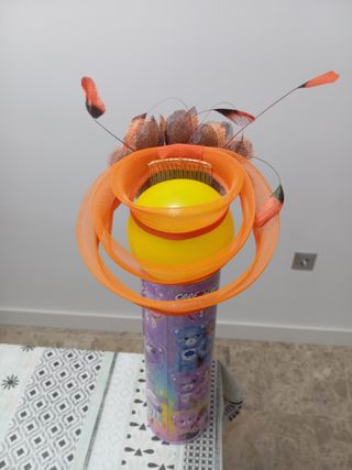 Tocado de señora marrón y naranja
