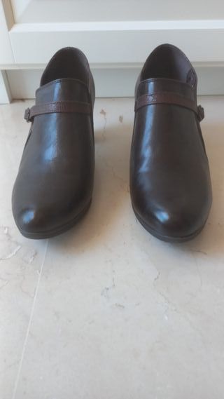 Zapato botín tacón marrón