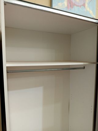 Armario puertas correderas madera y blanco