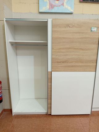 Armario puertas correderas madera y blanco