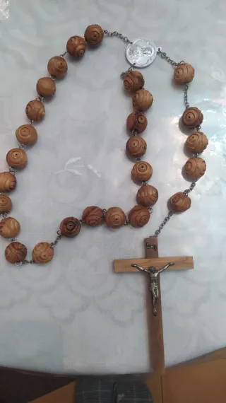 Rosario de madera con crucifijo
