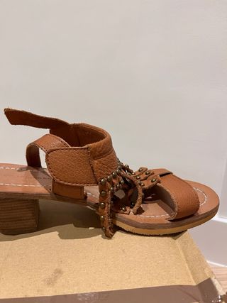 Sandalias de cuero marrón con flecos