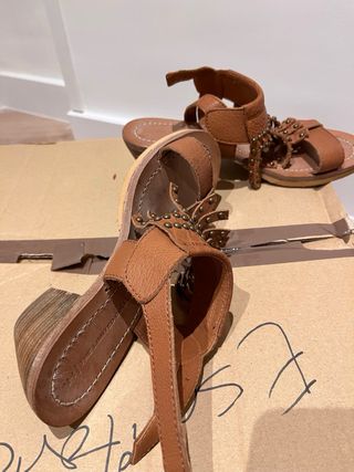 Sandalias de cuero marrón con flecos