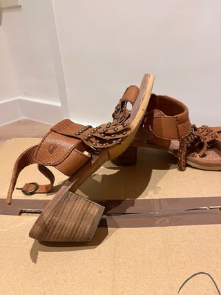Sandalias de cuero marrón con flecos