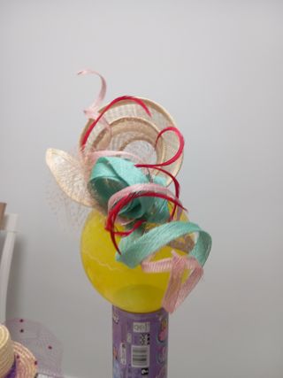 Tocado de señora beige y amarillo