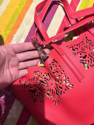 Borsa Carpisa rossa con dettagli traforati