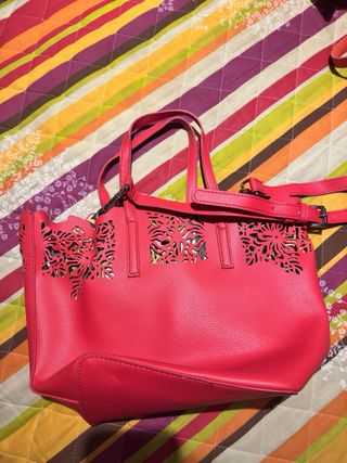 Borsa Carpisa rossa con dettagli traforati