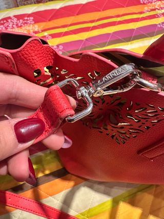 Borsa Carpisa rossa con dettagli traforati