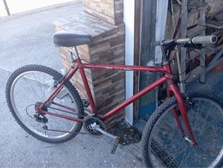 Bicicleta de montaña roja