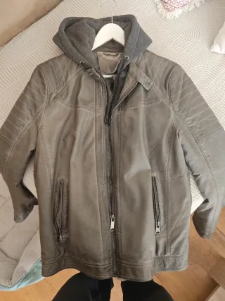 Cazadora entretiempo hombre gris Símil cuero.