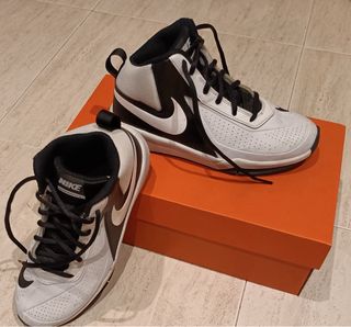 Zapatillas Nike Baloncesto Negras y Blancas