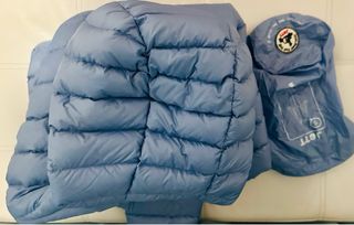 Plumas Jott azul cielo con capucha