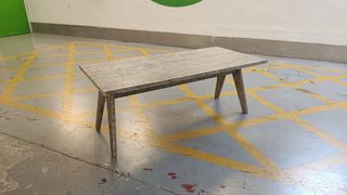 Mesa robusta de madera rústica