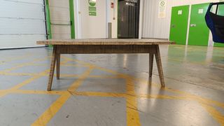 Mesa robusta de madera rústica