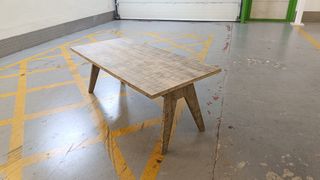 Mesa robusta de madera rústica