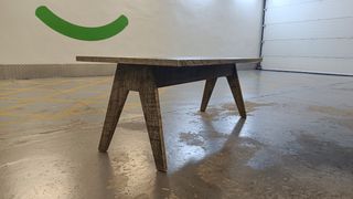 Mesa robusta de madera rústica
