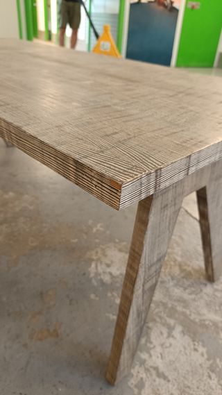 Mesa robusta de madera rústica