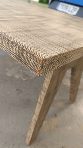Mesa robusta de madera rústica