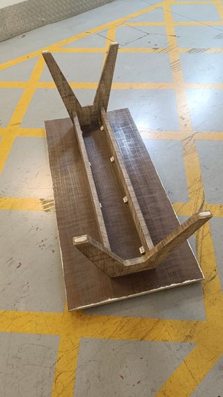 Mesa robusta de madera rústica