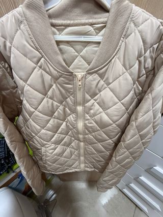 Chaqueta corta acolchada mujer beige