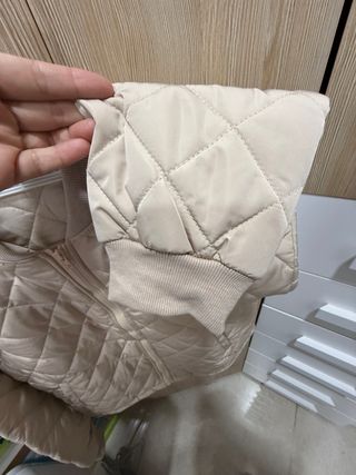 Chaqueta corta acolchada mujer beige