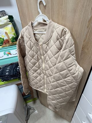 Chaqueta corta acolchada mujer beige