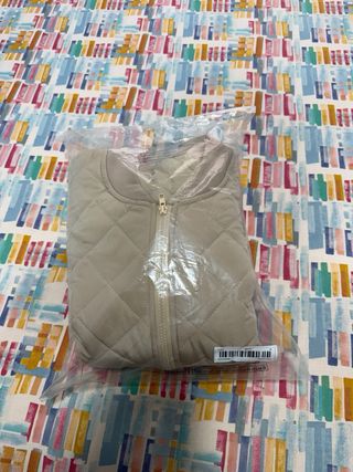 Chaqueta corta acolchada mujer beige