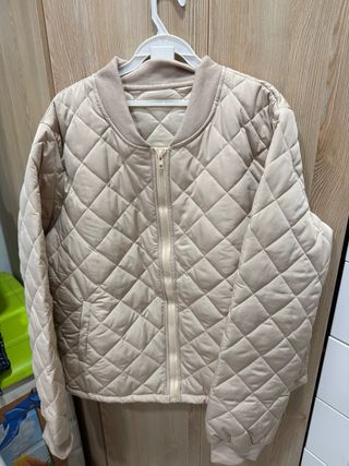 Chaqueta corta acolchada mujer beige