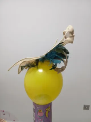 Tocado de señora beige y verde