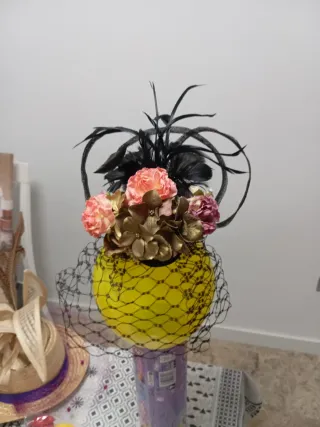Tocado señora flores y velo negro