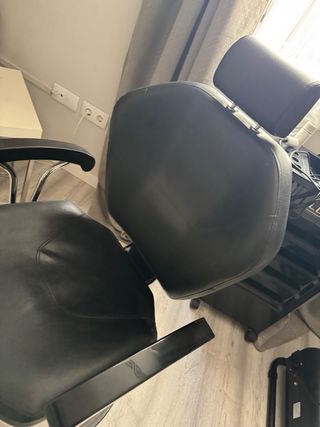 Sillón de barbería negro y plateado