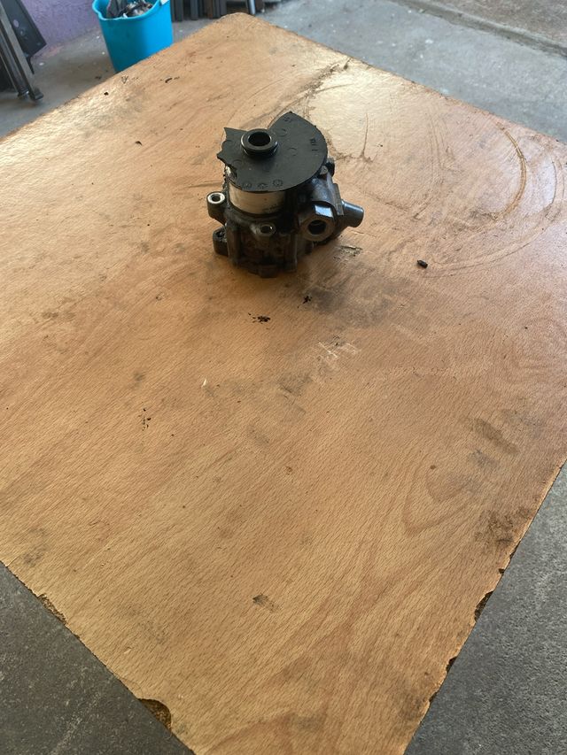 Bomba dirección OM 642